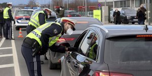 Αστυνομικοί διεξάγουν τυχαίους ελέγχους στην Αυστρία για τα περιοριστικά μέτρα