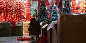 Κατάστημα με χριστουγεννιάτικα στολίδα στη Γιβού της Κίνας