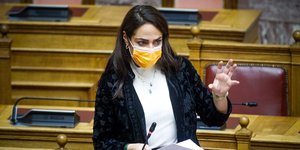 Η Δόμνα Μιχαηλίδου στη Βουλή κατά τη διάρκεια κοινοβουλευτικού ελέγχου