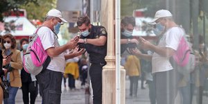 Νέα μέτρα: Μόνο με επίδειξη αρνητικού τεστ κορωνοϊού η είσοδος των ανεμβολίαστων σε δημόσιες υπηρεσίες και τράπεζες