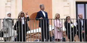 H σύζυγος του Τούρκου προέδρου, Εμινέ Ερντογάν (αριστερά) μαζί με άλλες πρώτες κυρίες και τον σύζυγο της Μέρκελ στη Ρώμη