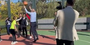 O Τούρκος πρόεδρος Ρετζέπ Ταγίπ Ερντογάν σε φιλικό αγώνα μπάσκετ με νέους στην Κωνσταντινούπολη