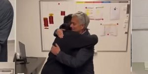 Η αγκαλιά του Ζοσέ Μουρίνιο με τον Φέλξ Αφένα-Γκιάν