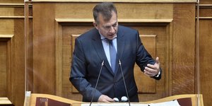 Ο Γιάννης Βρούτσης κατά τη διάρκεια κοινοβουλευτικού ελέγχου