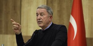 O Τούρκος υπουργός Άμυνας, Χουλουσί Ακάρ