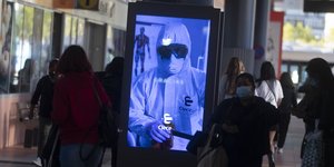 Πολίτες στην Ισπανία με μάσκες εν μέσω της πανδημίας του κορωνοϊού