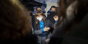 Η Κατερίνα Σακελλαροπούλου σε συζήτησή της με πολίτες στη Θεσσαλονίκη