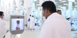 Προσκυνητής στο μεγάλο τέμενος της Μέκκα επικοινωνεί με θρησκευτικό αξιωματούχο μέσω ρομπότ