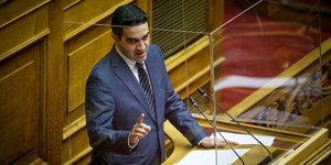 Ο Μιχάλης Κατρίνης στο βήμα της Βουλής