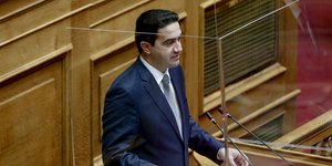 Ο Μιχάλης Κατρίνης κατά τη διάρκεια ομιλίας του στη Βουλή