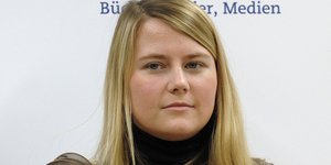 Η Νατάσα Κάμπους κρατά το βιβλίο που έγραψε