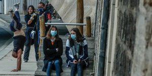 Πολίτες με μάσκες στο Παρίσι