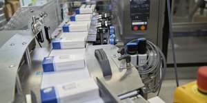 Συσκευασίες των χαπιών της Pfizer για τη θεραπεία της Covid-19