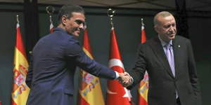 O Ισπανός πρωθυπουργός Πέδρο Σάντσεθ και ο Τούρκος πρόεδρος Ρετζέπ Ταγίπ Ερντογάν 
