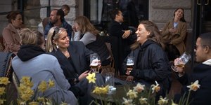 Παρέες χωρίς μάσκες σε καφετέρια της Στοκχόλμη