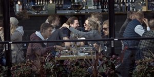 Θαμώνες χωρίς μάσκες σε μπαρ της Στοκχόλμης