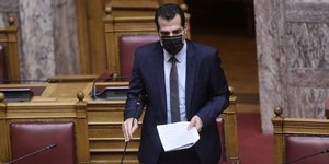 Ο Θάνος Πλεύρης κατά τη διάρκεια τοποθέτησής του στη Βουλή