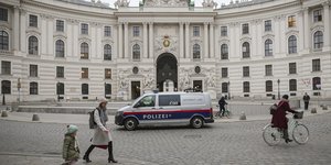 Λιγοστοί διαβάτες στο έρημο κέντρο της Βιέννης