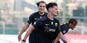Πανηγυρίζουν οι παίκτες της ΑΕΚ Β'