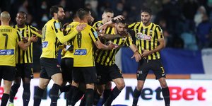 Πανηγυρίζουν οι παίκτες της ΑΕΚ