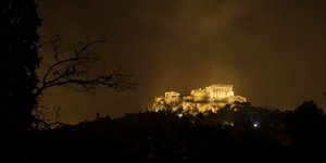 Ο Παρθενώνας φωταγωγημένος μέσα σε συνθήκες πυκνής ομίχλης