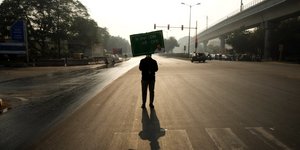 Άνδρας διαμαρτύρεται ενάντια στην ατμοσφαιρική ρύπανση στην Ινδία