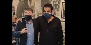 Ο Νίκος Ανδρουλάκης και ο γραμματέας τοπικής Μ. Πασπαράκης στο σπίτι του Ξυλούρη στα Ανώγεια