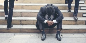 ανεργία άνδρας σκαλιά σκυμέννο κεφάλι