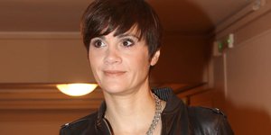 ηθοποιός Άννα Μαρία Παπαχαραλάμπους κοντό μαλλί κολλιέ