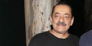 ηθοποιός Αντώνης Καφετζόπουλος μουστάκι μαύρη μπλούζα