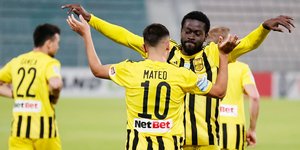 Πανηγυρίζουν οι παίκτες του Αρη
