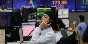 Χρηματιστής εν ώρα δράσης σε ασιατικό χρηματιστήριο