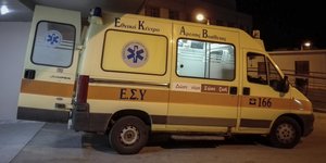 Ασθενοφόρο με ανοικτές της πόρτες του τη νύχτα