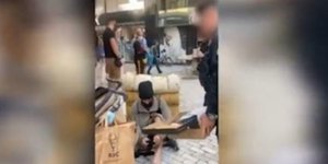 αστυνομικοί ομάδας ΔΙΑΣ αγόρασαν ζευγάρι παπούτσια και κάλτσες σε άστεγο