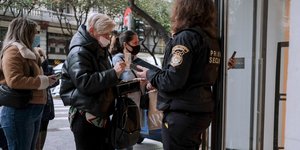 δειχνει ταυτοτητα σε αστυνομικο