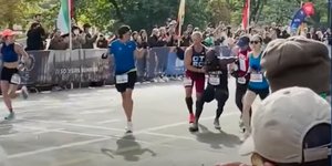 Αθλητές βοηθούν έναν μαραθωνοδρόμο να τερματίσει στον αγώνα της Νέας Υόρκης