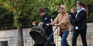 Τζένη Μπαλατσινού: Βόλτα με τους δυο γιους της και την αδερφή του Βασίλη Κικίλια, Κατερίνα