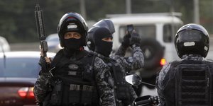 Τα πτώματα στο έλος βρέθηκαν έπειτα από πυροβολισμούς με την αστυνομία