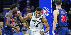 Ο Γιάννης Αντετοκούνμπο πανηγυρίζει στο ματς των Μπακς με τους Σίξερς