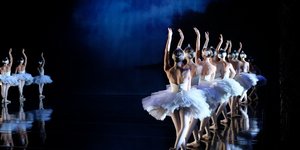 Νοέμβριος στην COSMOTE TV με την επιστροφή του Dexter και τη νέα σεζόν του The Great