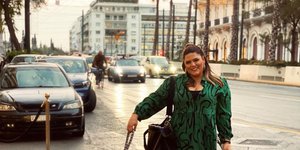 Η Δανάη Μπάρκα στο κέντρο της Αθήνας