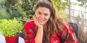 Η Δανάη Μπάρκα στη βεράντα της