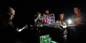 Διαδηλωτές κατά της θανατικής ποινής, λίγο πριν την εκτέλεση του Ντέιβιντ Κοξ