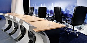 Αδειες καρέκλες από debate