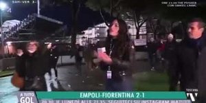 Δημοσιογράφος παρενοχλήθηκε κατά τη διάρκεια απευθείας τηλεοπτικής σύνδεσης από φίλαθλο της Φιορεντίνα