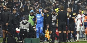 Ο Ντμίτρι Παγιέ της Μαρσέιγ αποχωρεί τραυματίας από αντικείμενο που πέταξαν οι οπαδοί της Λιόν