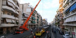 Συνεργεία επιχειρούν πάνω στις γραμμές όπου σημειώθηκε το τραγικό δυστύχημα