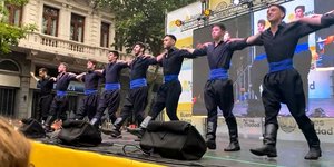 Ελληνες χορεύουν κρητικά στην καρδιά της Αργεντινής