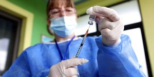 Η ΕΕ αντικαθιστά τον μηχανισμό χορήγησης αδειών εξαγωγής εμβολίων κατά της COVID-19
