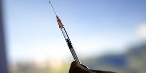 Οι Ρώσοι εκτιμούν ότι το εμβόλιό τους καλύπτει και τη μετάλλαξη Όμικρον